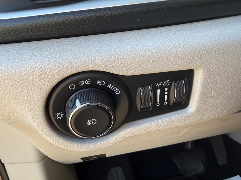 Chrysler Pacifica Vehicle Image 22