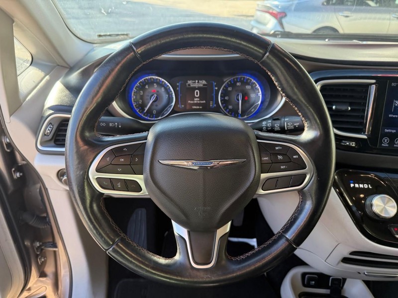 Chrysler Pacifica Vehicle Image 23