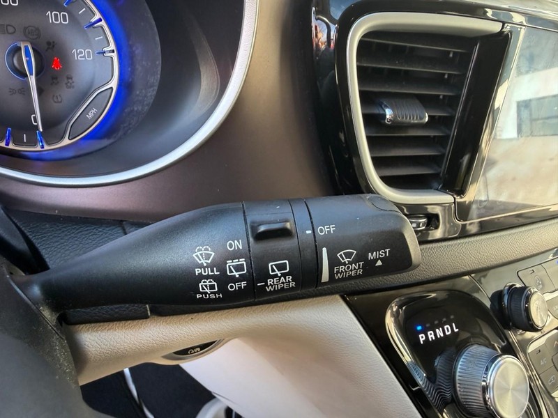 Chrysler Pacifica Vehicle Image 26