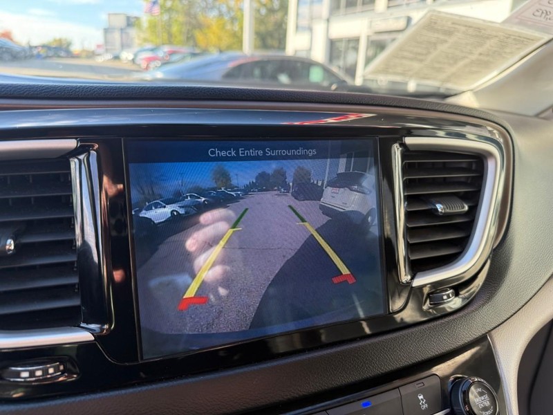 Chrysler Pacifica Vehicle Image 29