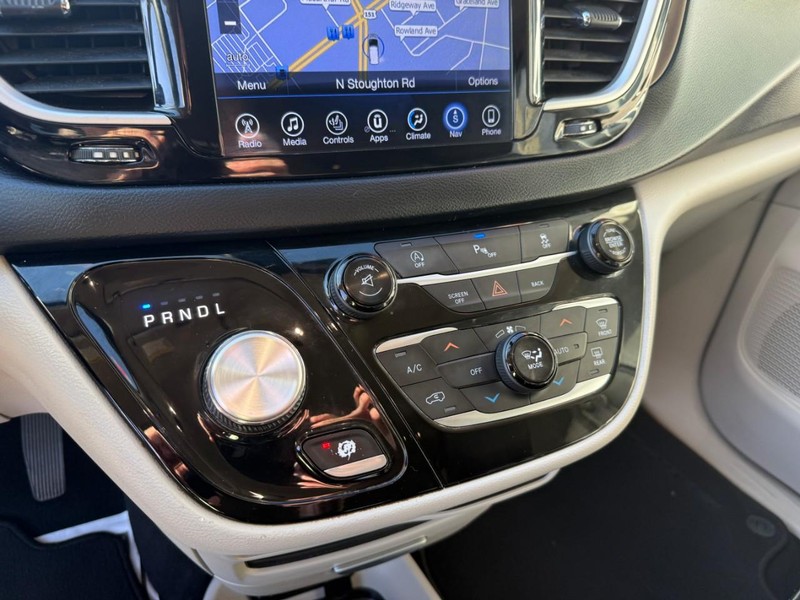 Chrysler Pacifica Vehicle Image 30