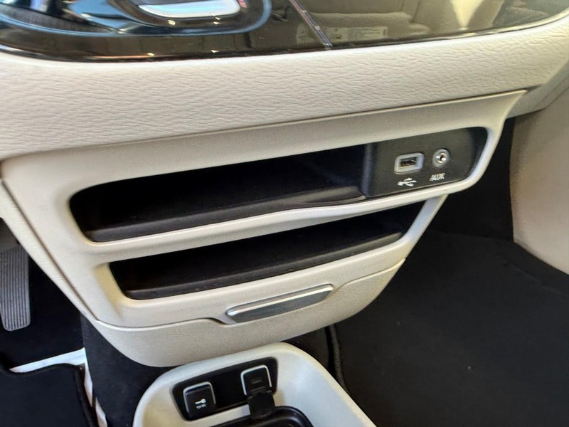 Chrysler Pacifica Vehicle Image 32