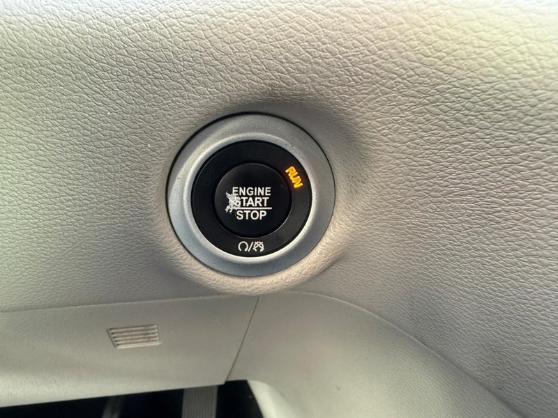 Chrysler Pacifica Vehicle Image 35