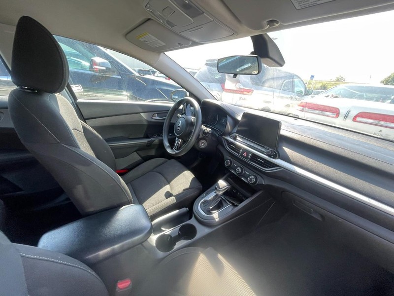 Kia Forte Vehicle Image 04