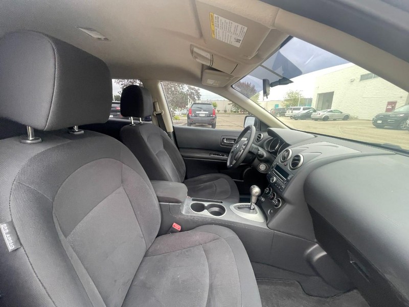 Nissan Rogue Vehicle Image 03