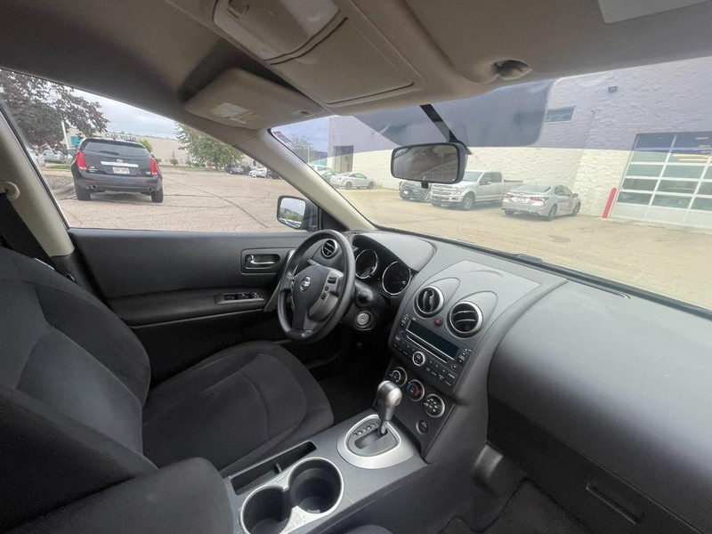 Nissan Rogue Vehicle Image 04