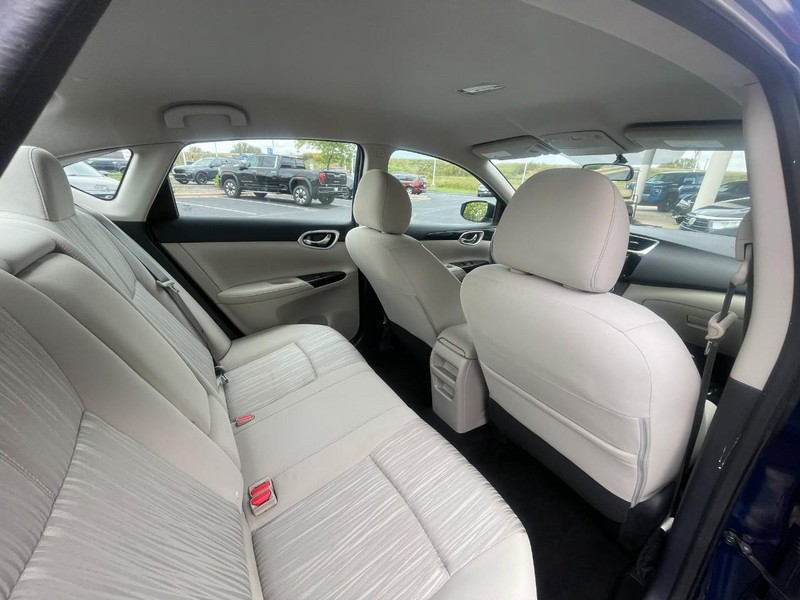 Nissan Sentra Vehicle Image 09