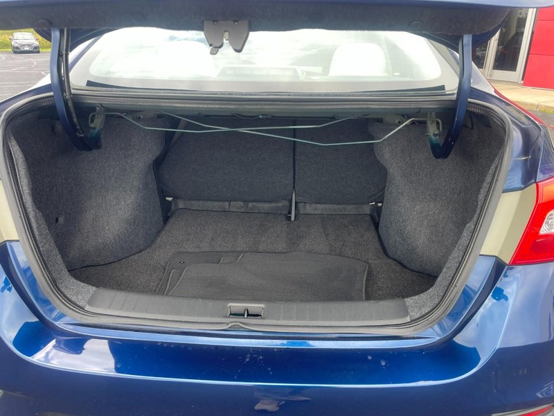 Nissan Sentra Vehicle Image 11