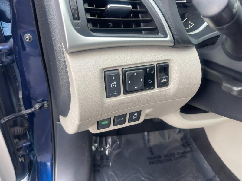 Nissan Sentra Vehicle Image 16