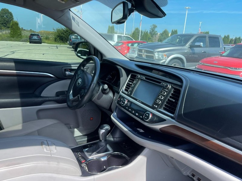 Toyota Highlander Vehicle Image 02