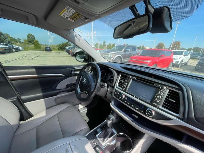 Toyota Highlander Vehicle Image 05