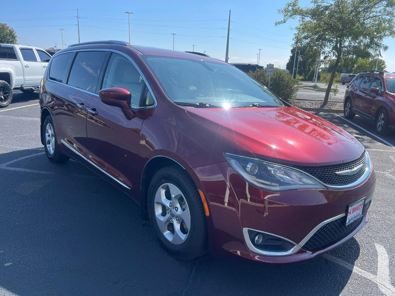 2017 Chrysler Pacifica Touring Plus photo 2