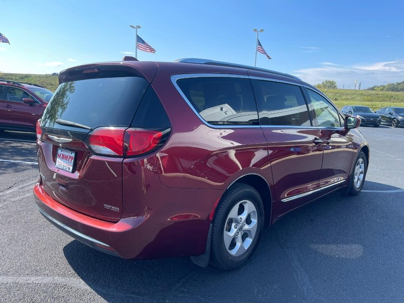 2017 Chrysler Pacifica Touring Plus photo 3