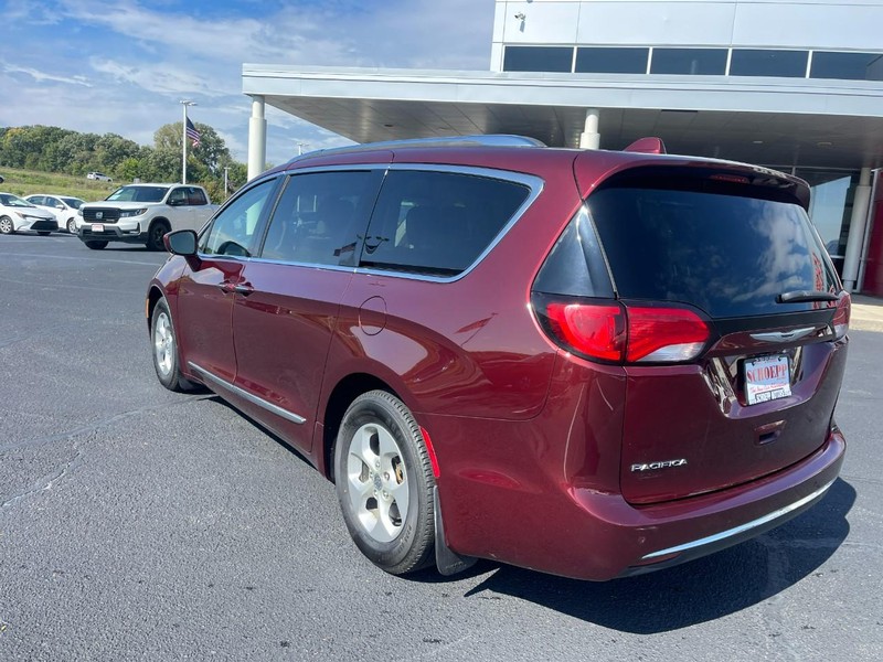 2017 Chrysler Pacifica Touring Plus photo 4