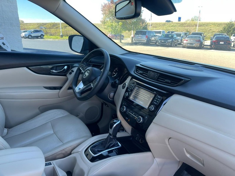 Nissan Rogue Vehicle Image 09