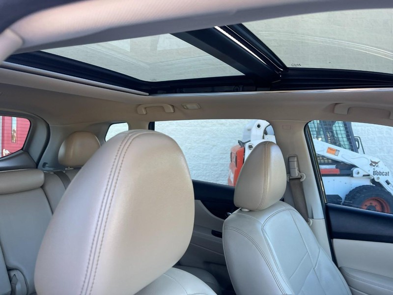 Nissan Rogue Vehicle Image 10