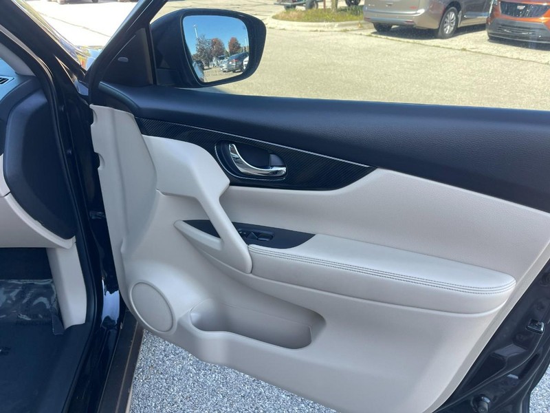 Nissan Rogue Vehicle Image 12