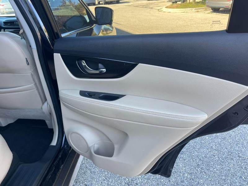 Nissan Rogue Vehicle Image 15