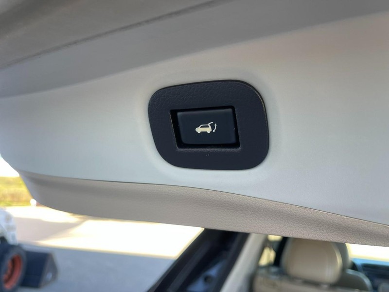 Nissan Rogue Vehicle Image 17
