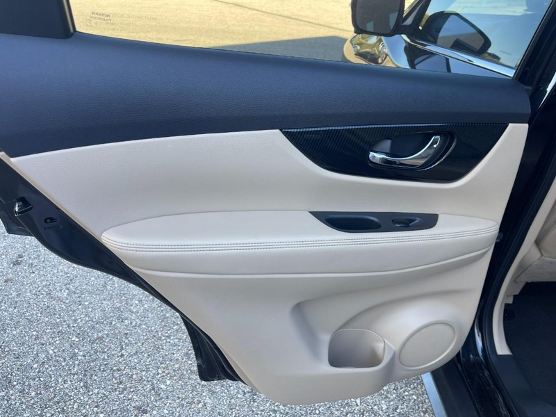 Nissan Rogue Vehicle Image 19