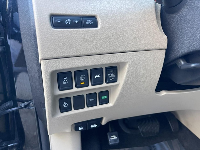 Nissan Rogue Vehicle Image 23