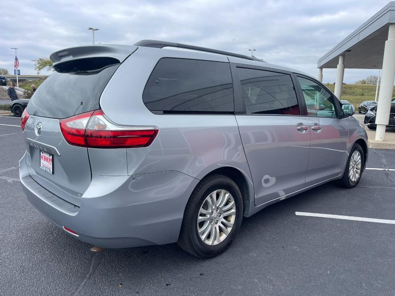 Toyota Sienna Vehicle Image 03