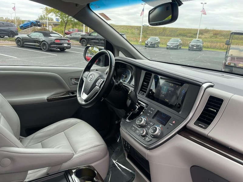 Toyota Sienna Vehicle Image 05