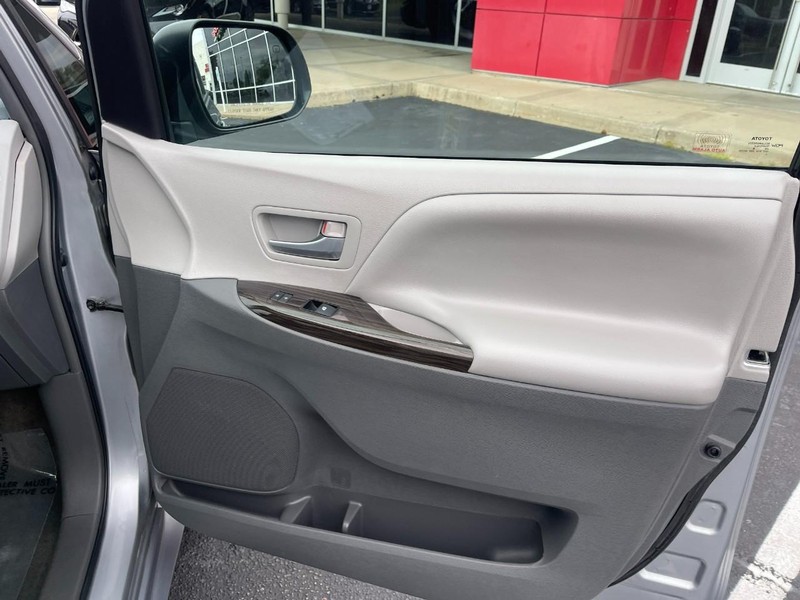 Toyota Sienna Vehicle Image 08