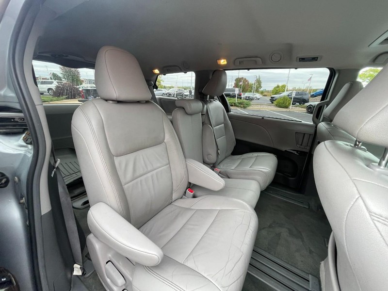 Toyota Sienna Vehicle Image 09