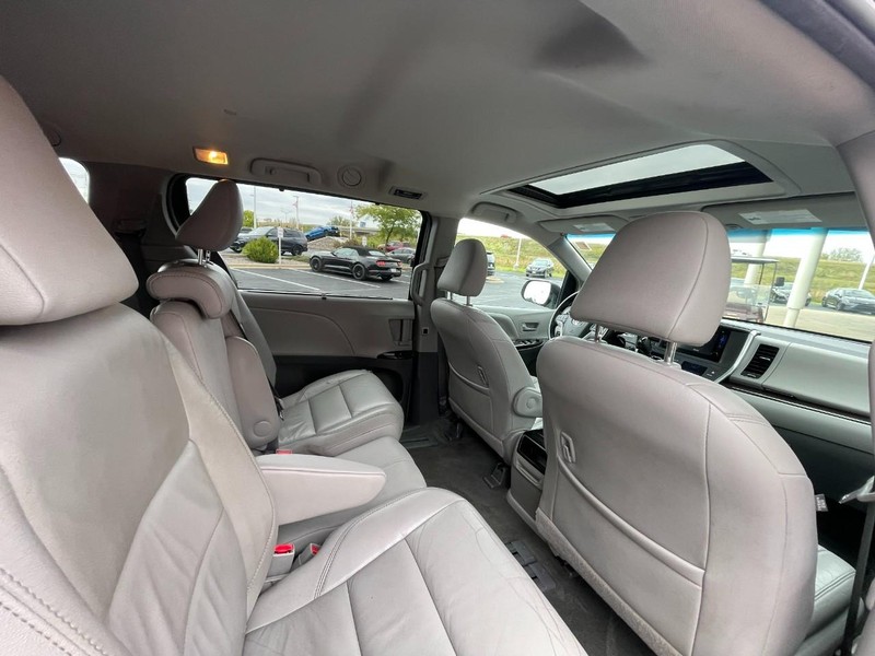 Toyota Sienna Vehicle Image 10