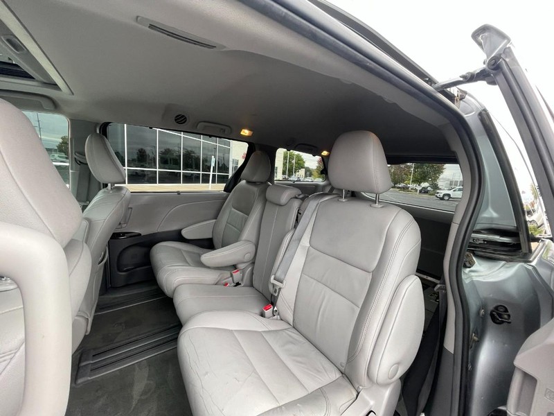 Toyota Sienna Vehicle Image 12