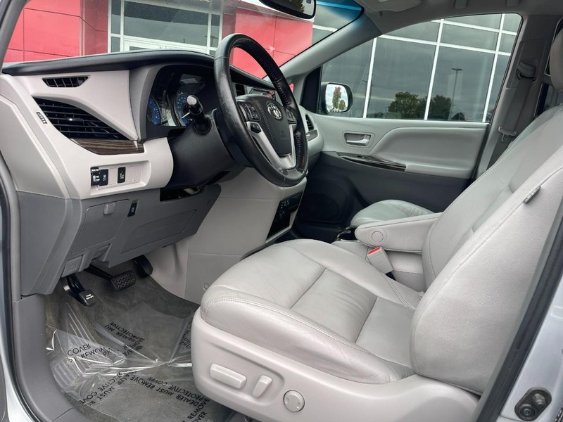 Toyota Sienna Vehicle Image 13