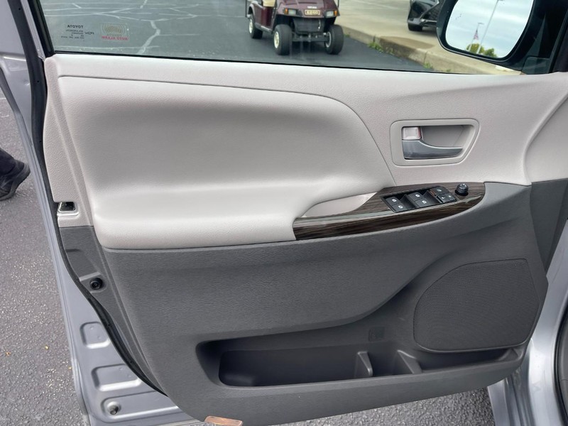 Toyota Sienna Vehicle Image 14