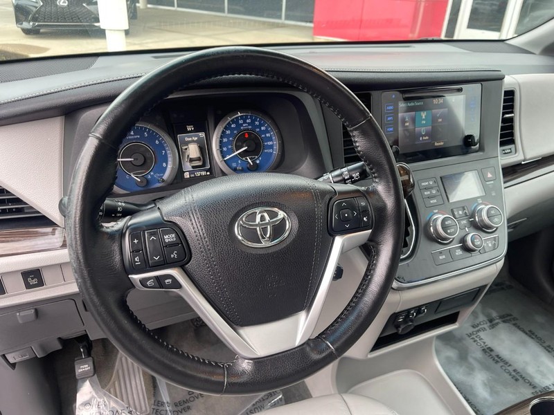 Toyota Sienna Vehicle Image 16