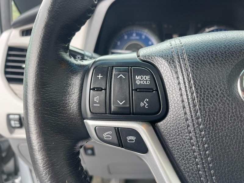 Toyota Sienna Vehicle Image 17