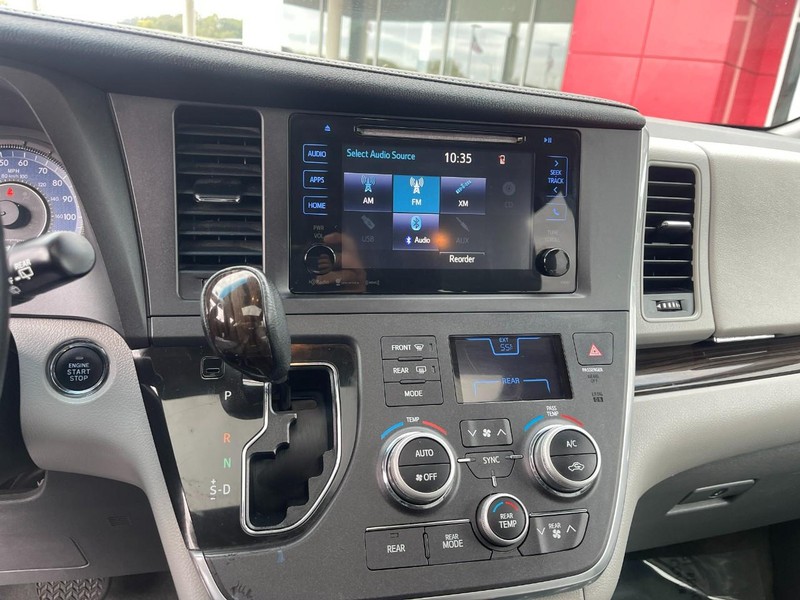 Toyota Sienna Vehicle Image 22