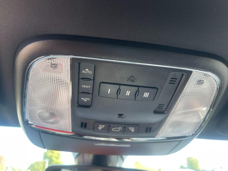 Jeep Grand Cherokee WK Vehicle Image 34