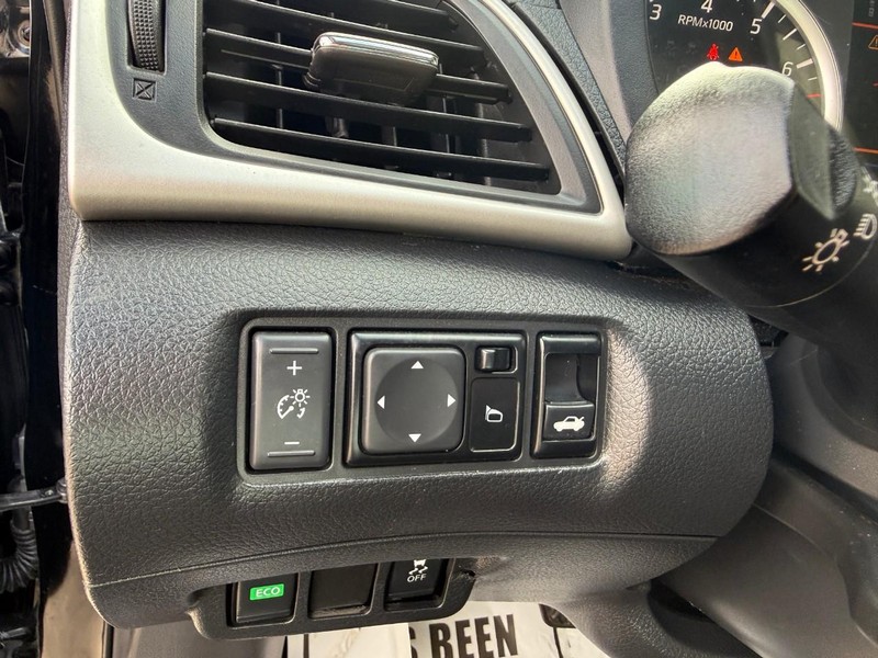 Nissan Sentra Vehicle Image 18