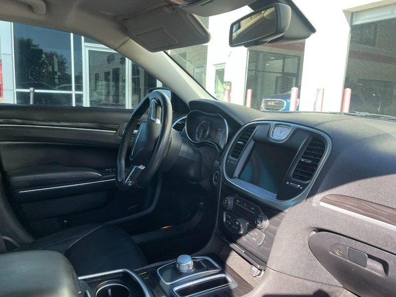 Chrysler 300 Vehicle Image 02