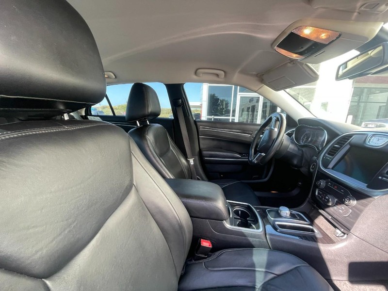 Chrysler 300 Vehicle Image 03