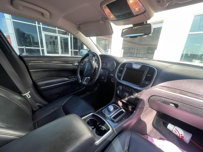 Chrysler 300 Vehicle Image 04
