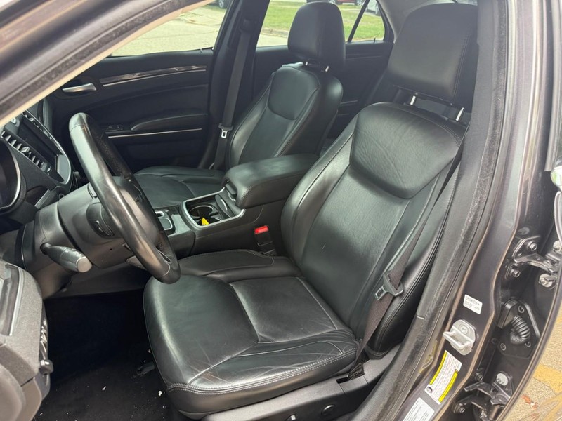 Chrysler 300 Vehicle Image 09