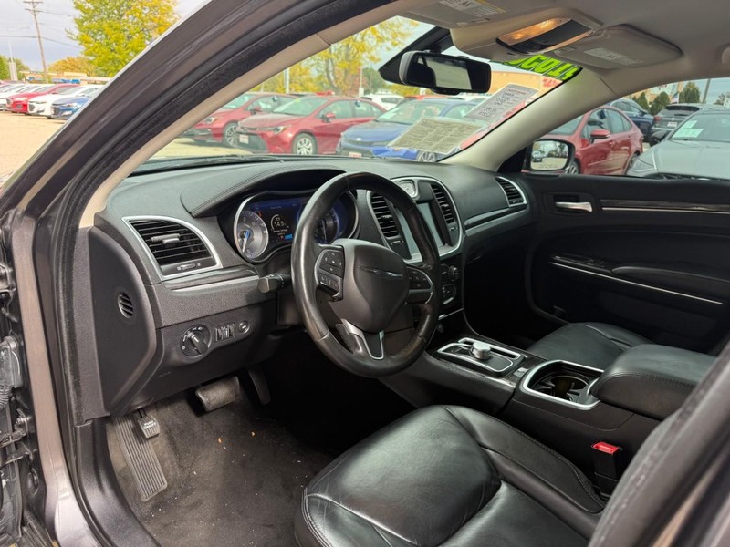 Chrysler 300 Vehicle Image 10