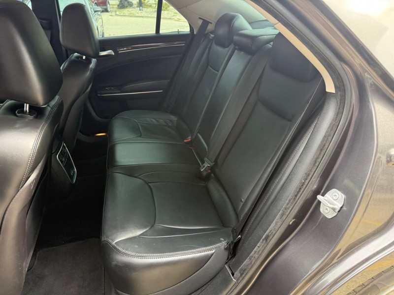 Chrysler 300 Vehicle Image 11