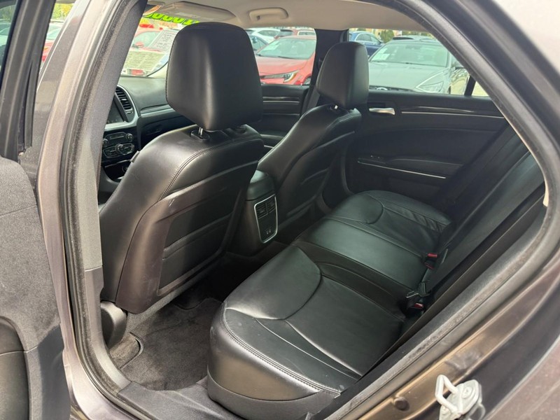 Chrysler 300 Vehicle Image 12