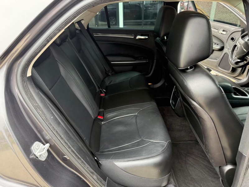 Chrysler 300 Vehicle Image 14