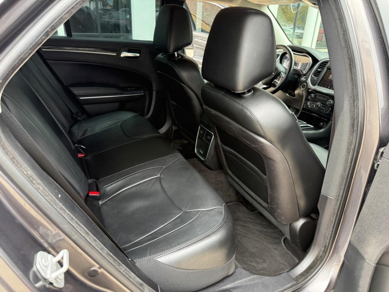 Chrysler 300 Vehicle Image 15