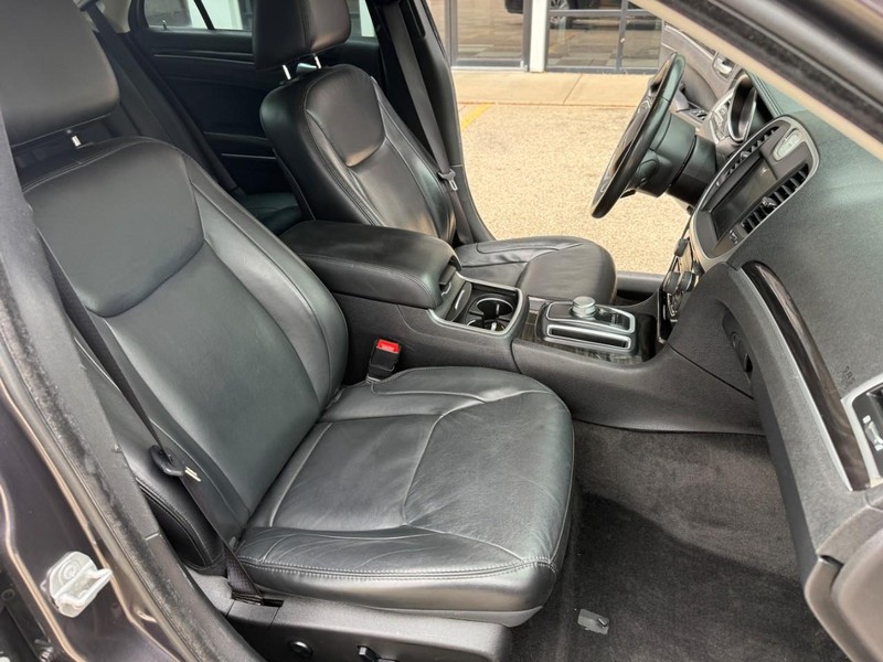 Chrysler 300 Vehicle Image 16