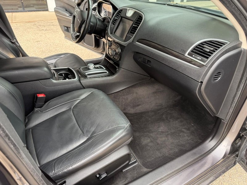 Chrysler 300 Vehicle Image 17