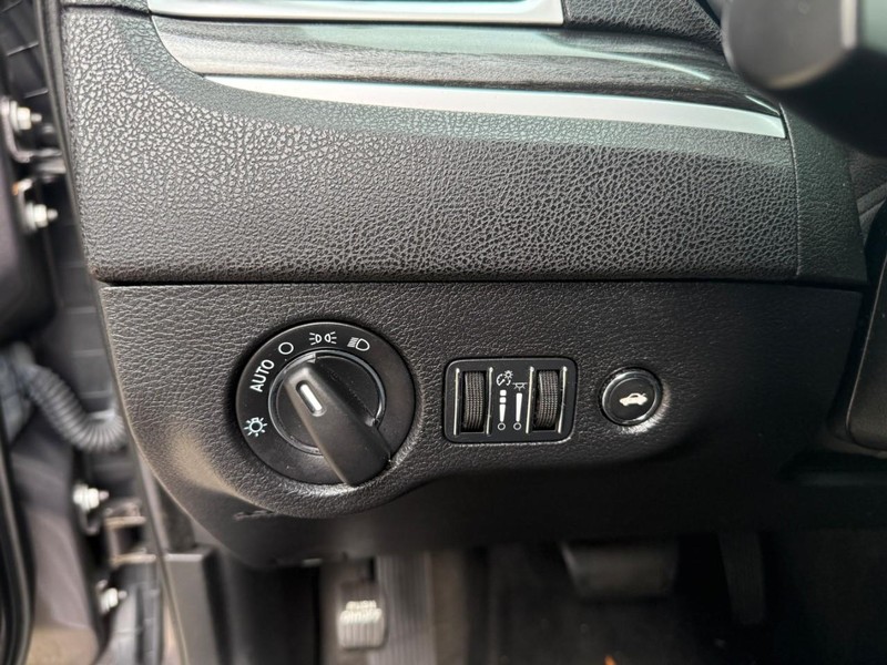 Chrysler 300 Vehicle Image 18